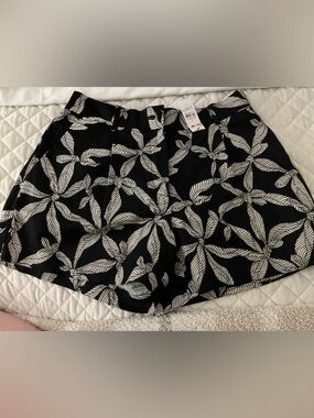 LOFT Black Shorts with tan Leaf Pattern - size 6 - NWT